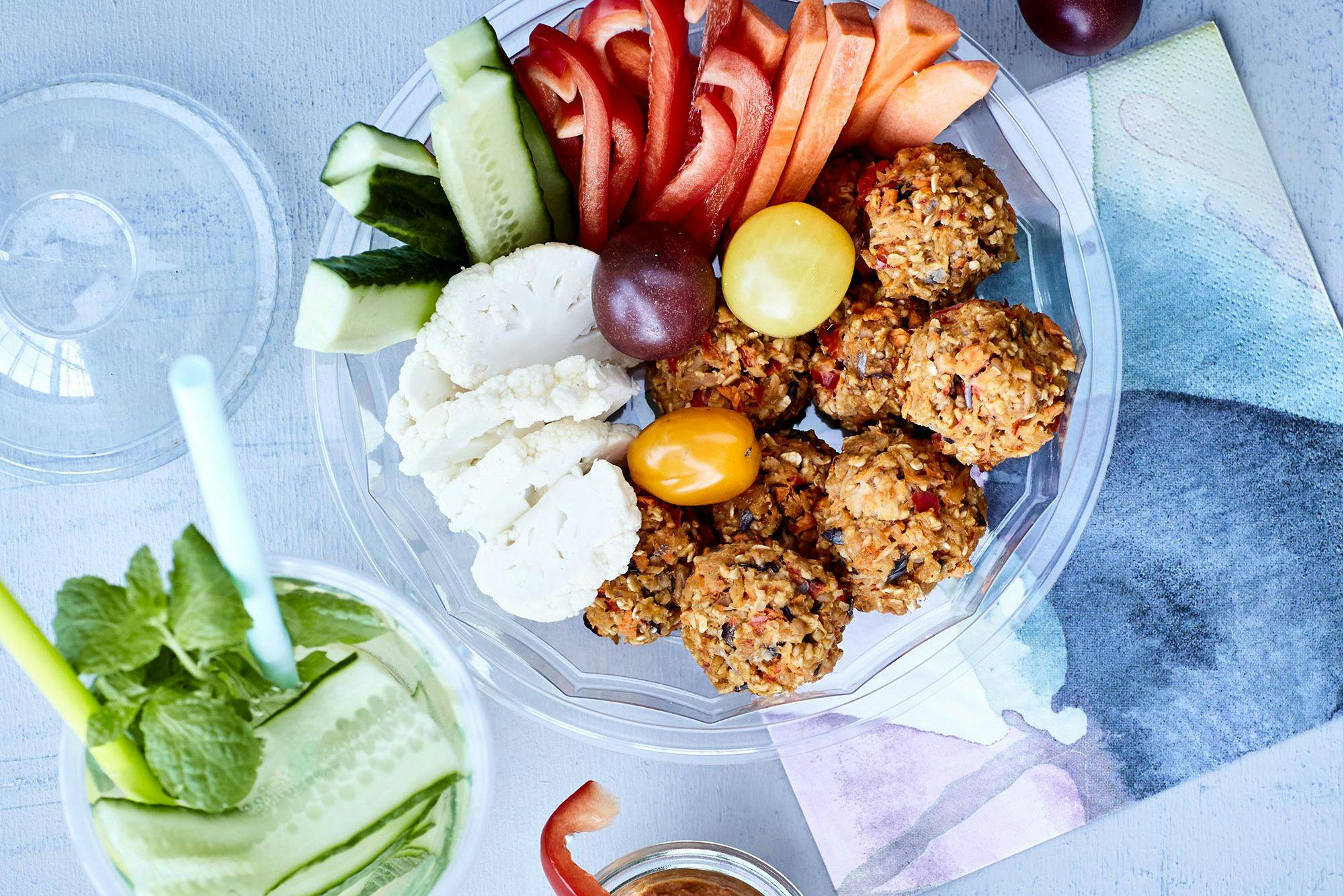 Tunfrikadeller – Skål med tunfrikadeller og grøntsager